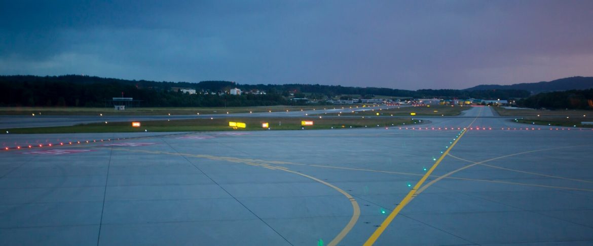 landing-lights-at-night-on-airport-runway-P762QDW landing-lights-at-night-on-airport-runway-P762QDW