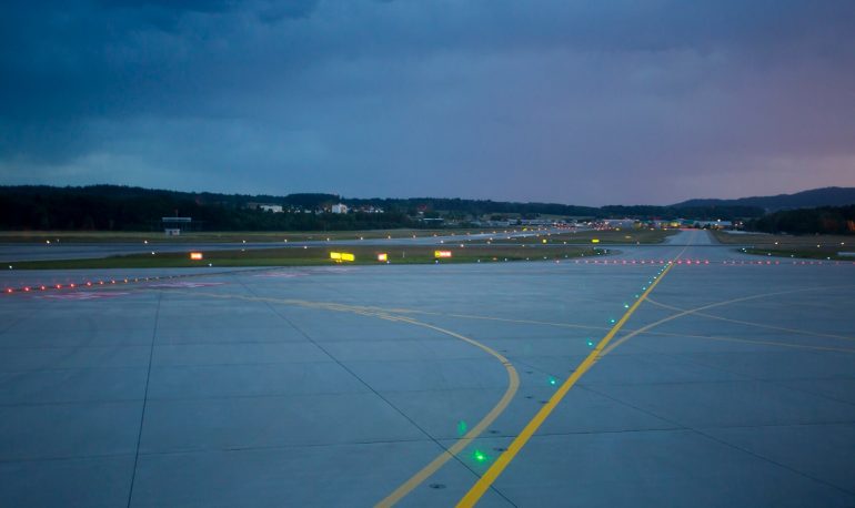 landing-lights-at-night-on-airport-runway-P762QDW