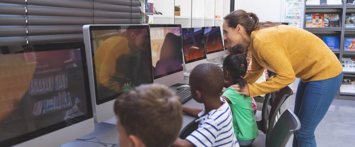 teacher-teaching-schoolgirl-in-computer-room-LRBVPFQ teacher-teaching-schoolgirl-in-computer-room-LRBVPFQ
